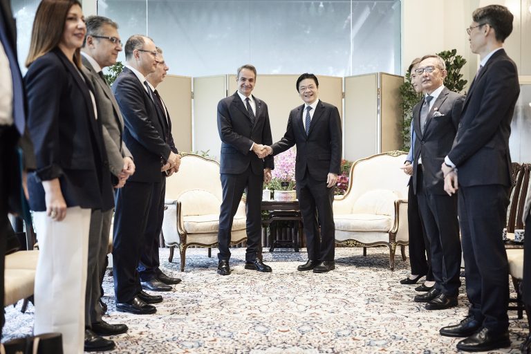 Συνάντηση Μητσοτάκη με τον πρωθυπουργό της Σιγκαπούρης – Διμερείς σχέσεις, ναυτιλία και εξαγωγές στο επίκεντρο