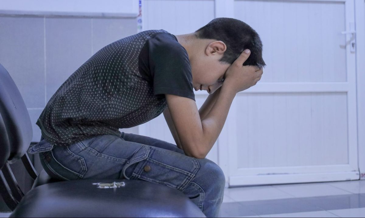 Ιταλία: Τρεις έφηβοι βασάνισαν 15χρονο με αναπηρία – Του ξύρισαν το κεφάλι και έσβησαν πάνω του τσιγάρο