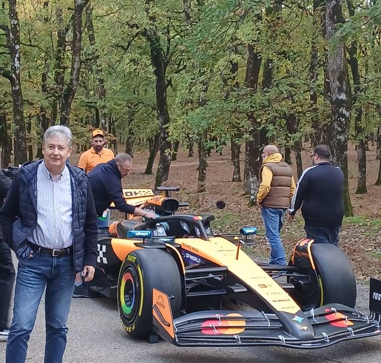 Το μονοθέσιο της McLaren σε εντυπωσιακή εμφάνιση στο σπάνιο δάσος Φολόης