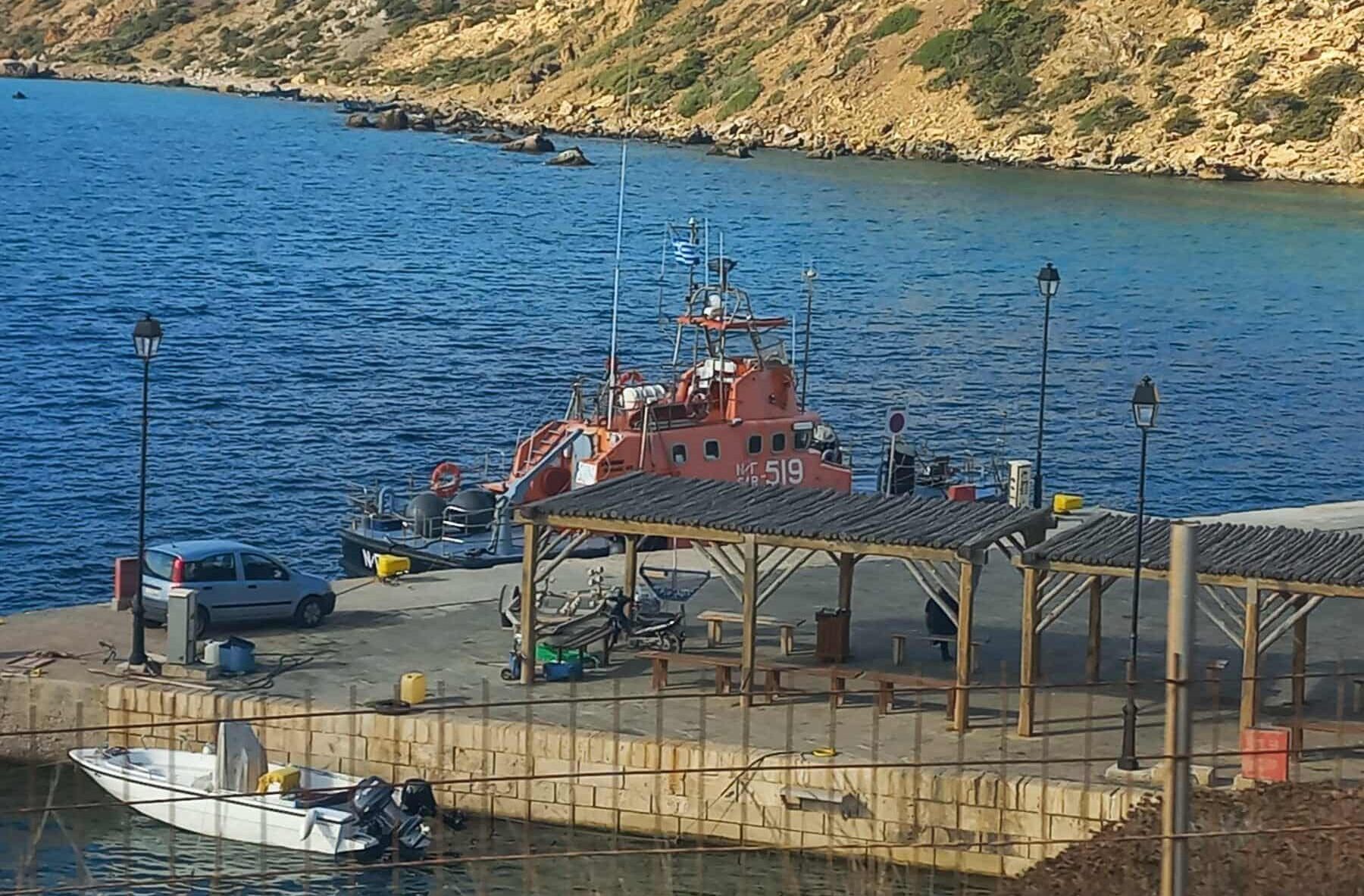 Λέμβος με 70 μετανάστες νότια της Κρήτης – Στο Ρέθυμνο η μεταφορά τους