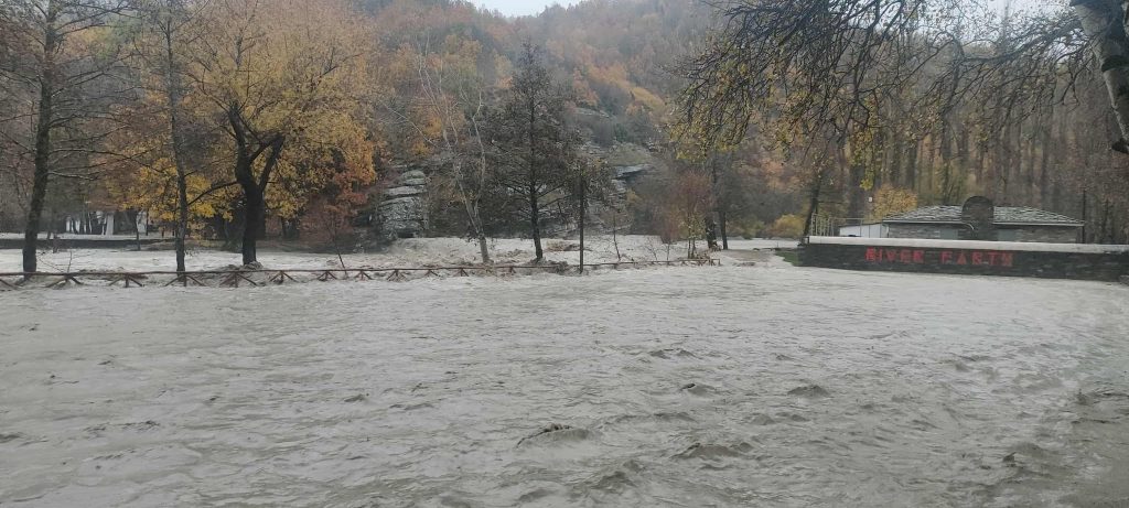 Εικόνες καταστροφής στο Νεστόριο – Υπερχείλισε ο ποταμός Αλιάκμονας