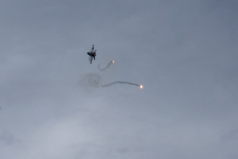 Καλαμάτα: Εντυπωσιακοί ελιγμοί που έκοβαν την ανάσα για τον εορτασμό της Πολεμικής Αεροπορίας