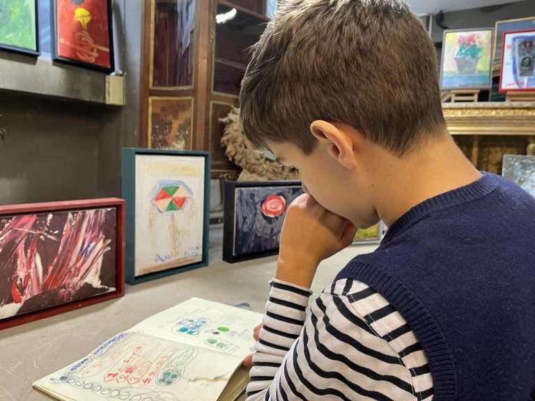 Ζωγραφική με τα μάτια και την πίστη ενός παιδιού στην έκθεση «Αρκεί να το πιστέψεις»