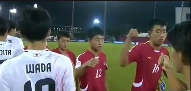 H αμήχανη στιγμή που παίκτες της Βόρειας Κορέας αντί για χειραψία έριχναν… μπουνιές στους αντιπάλους τους – Κλήθηκε να παρέμβει η FIFA (video)