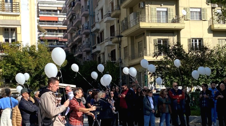 Θεσσαλονίκη: Λευκά μπαλόνια στον ουρανό της πόλης, ως φόρος τιμής στα θύματα τροχαίων δυστυχημάτων