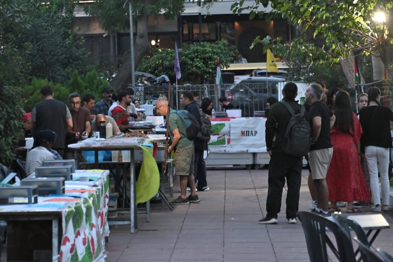 ΠΑΣΟΚ: Προσήχθη ο γραμματέας της ΠΑΣΠ Παντείου ενώ μετέφερε καρέκλες – Ποιος έδωσε εντολές για τυφλές προληπτικές προσαγωγές;