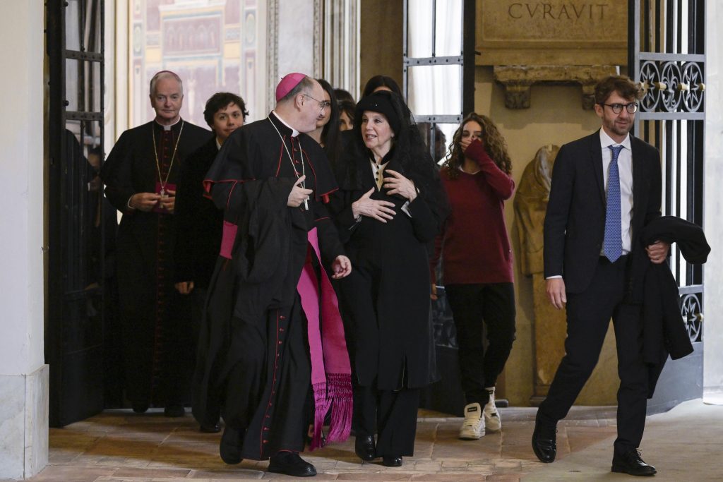 Λάμψη Χόλιγουντ στο Βατικανό: O Πάπας συναντήθηκε με Μπελούτσι, Μπλάνσετ κι άλλους σταρς – «Η εποχή μας σας χρειάζεται»