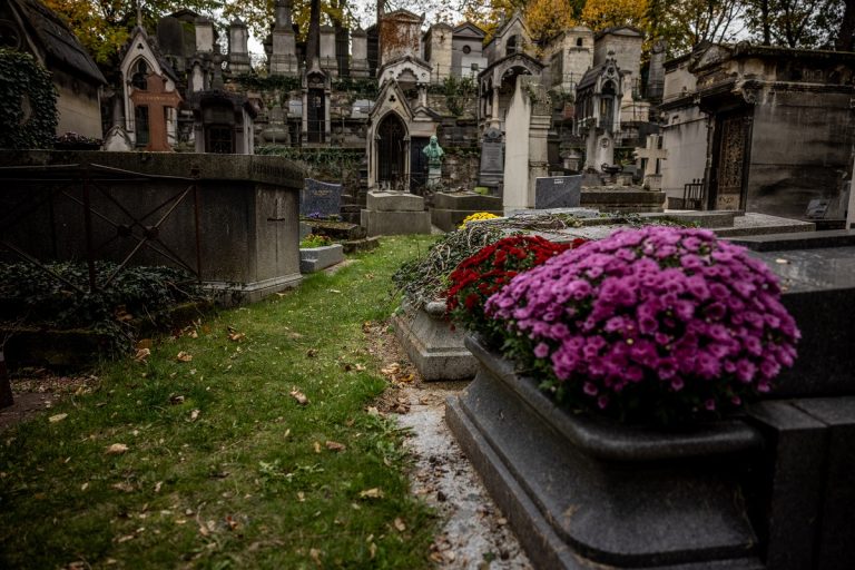 Το Παρίσι ξεκινά λαχειοφόρο αγορά για τάφους κοντά στην Πιάφ, τον Μόρισον ή τον Σοπέν