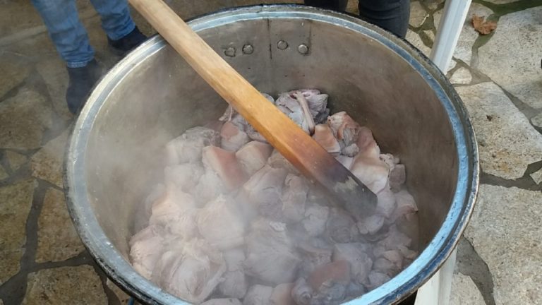 Αναπαράσταση του εθίμου της γουρουνοχαράς στη Λίμνη Αρκαδίας