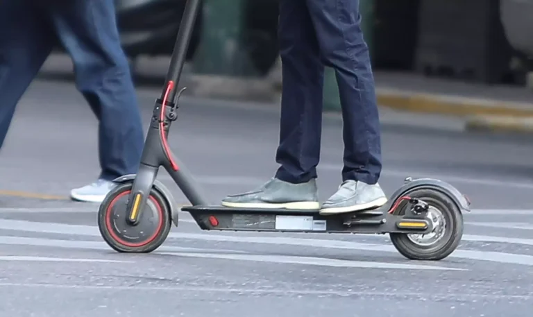 Θεσσαλονίκη: Αναμορφωτικό μέτρο στον 13χρονο που λήστεψε νεαρό αρπάζοντας ηλεκτρικό πατίνι