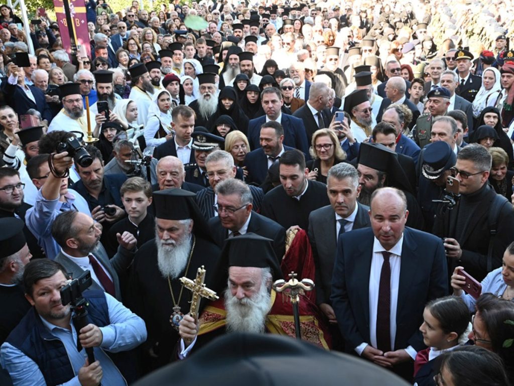 Με μεγαλοπρέπεια η υποδοχή και η ενθρόνιση του νέου Μητροπολίτη Κορίνθου Παύλου