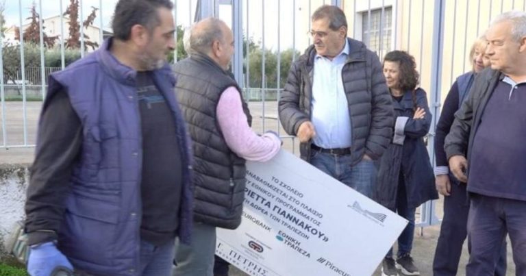 Πελετίδης στο ΕΡΤnews για τις πινακίδες  τραπεζών που κατέβασε από τα ανακαινισμένα σχολεία: Δεν θα δοξάζουμε αυτούς που συντρίβουν τη ζωή του λαού – Δεν θέλουμε καμία χορηγία