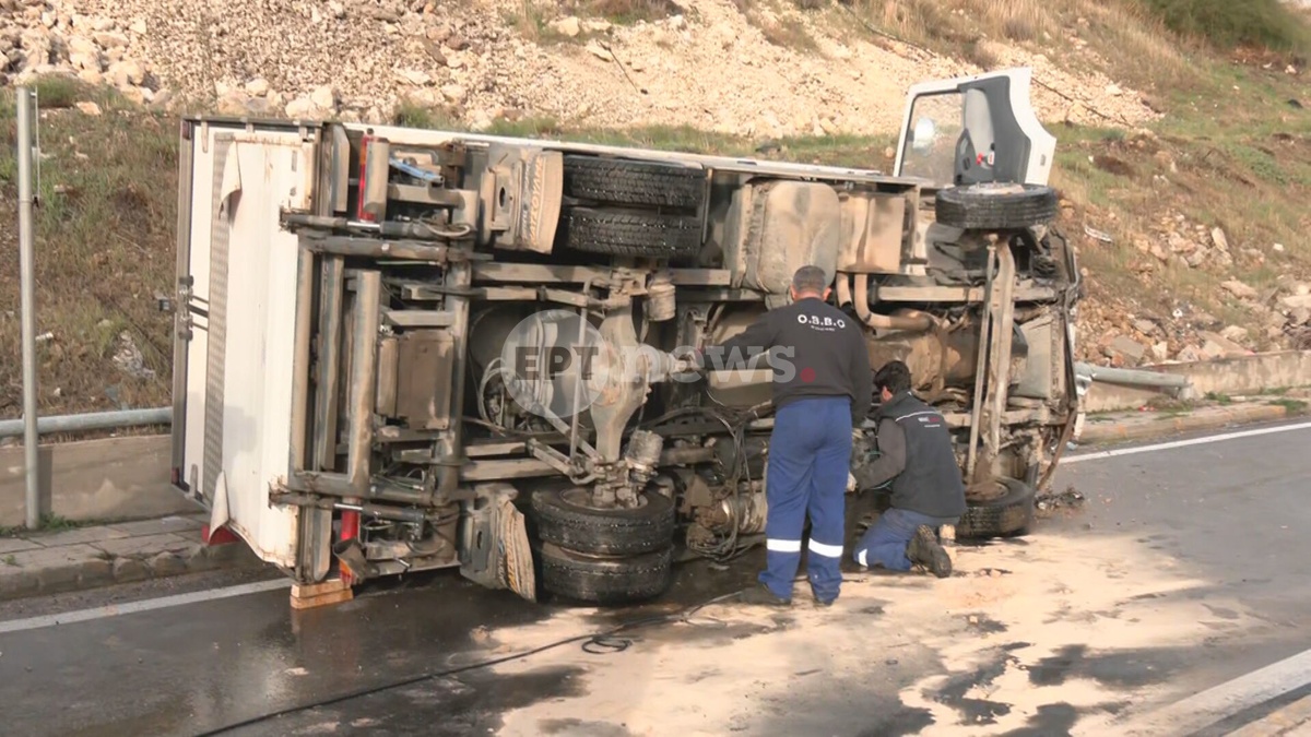 Πέραμα: Μία γυναίκα νεκρή από ανατροπή φορτηγού λόγω ολισθηρότητας του οδοστρώματος