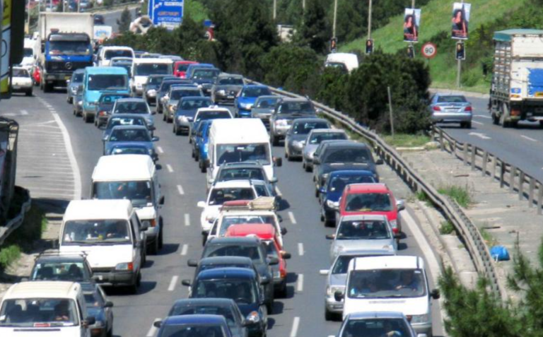 Θεσσαλονίκη: Σύγκρουση ασθενοφόρου με δύο βαν στην Περιφερειακή- Γέμισε ψωμιά το οδόστρωμα