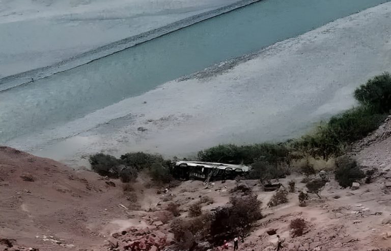Περού: Τουλάχιστον 37 νεκροί από τροχαίο δυστύχημα με λεωφορείο