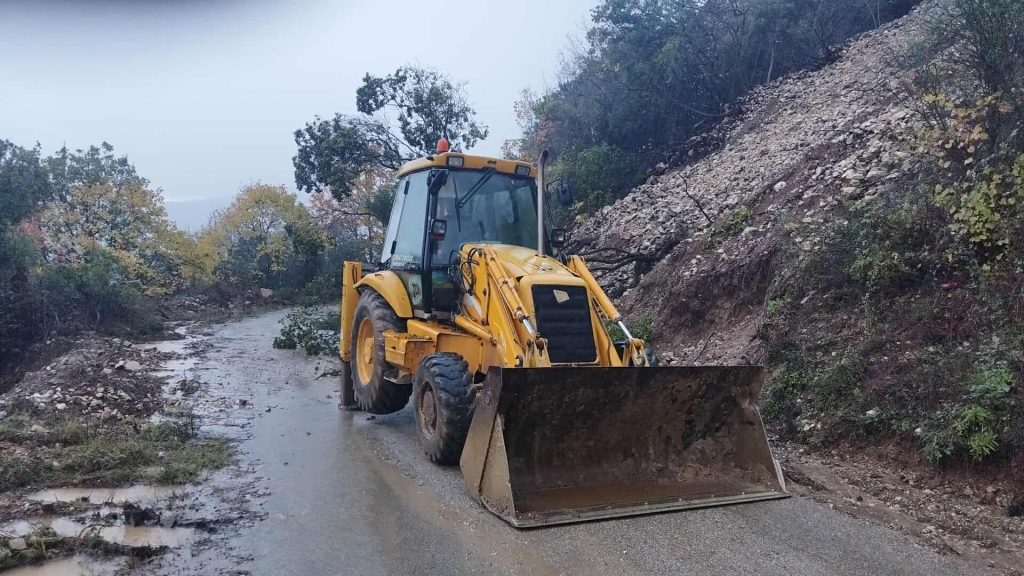 Νέες κατολισθήσεις γύρω από τον Άραχθο – Μηχανήματα δίνουν μάχη στα Τζουμέρκα για την αποκατάσταση των δρόμων