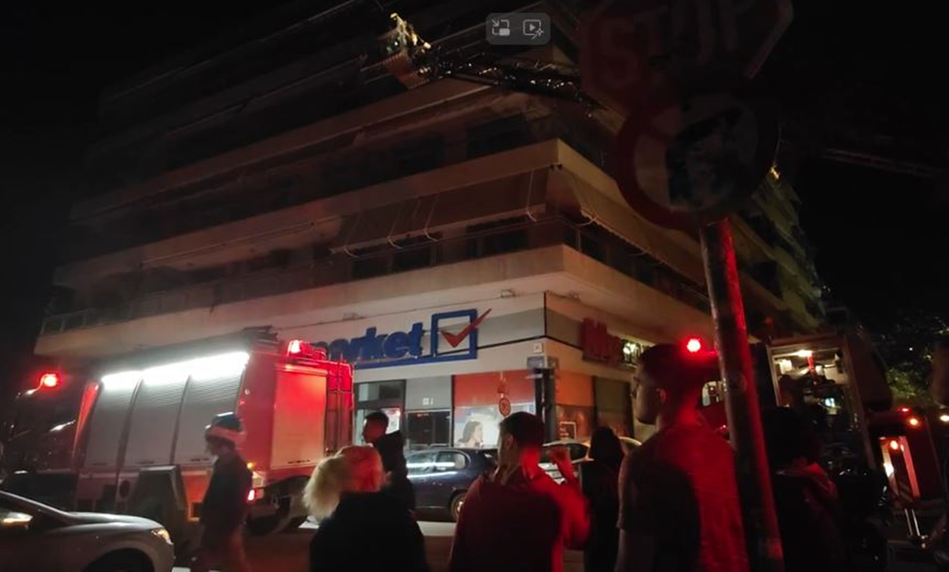 Φωτιά σε πολυκατοικία στην πλατεία Αμερικής: Απεγκλωβίστηκαν οι ένοικοι – Στο νοσοκομείο δύο άτομα με αναπνευστικά προβλήματα