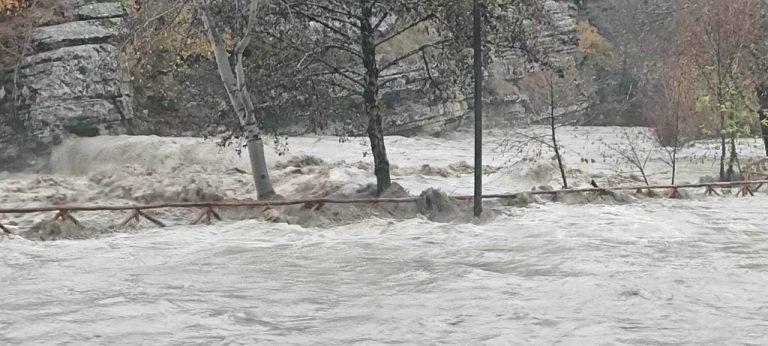 Σαρωτική επέλαση της κακοκαιρίας σε Ήπειρο και Καστοριά – Απαγόρευση κατανάλωσης πόσιμου νερού από την υπερχείλιση του Αλιάκμονα