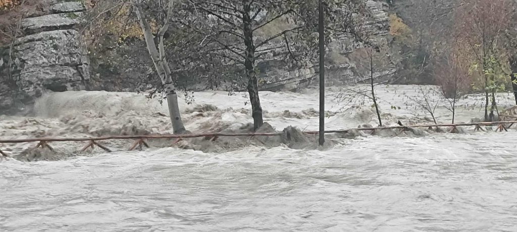 Εικόνες καταστροφής στο Νεστόριο – Υπερχείλισε ο ποταμός Αλιάκμονας