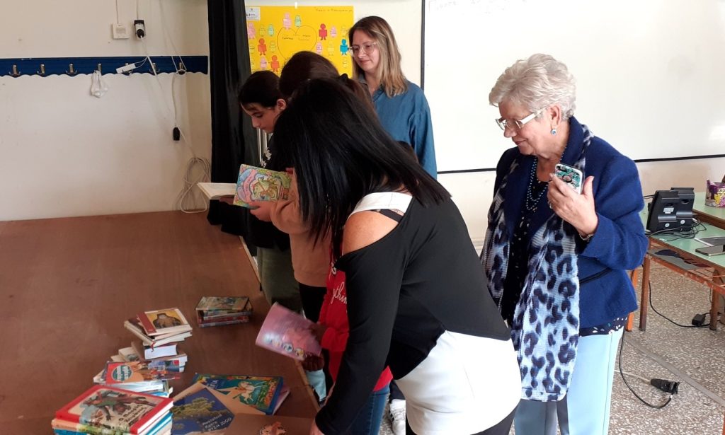 Βιβλία από το Πολιτιστικό Κέντρο Εκπαιδευτικών στο Μονοθέσιο Δημοτικό Διλόφου Φαρσάλων