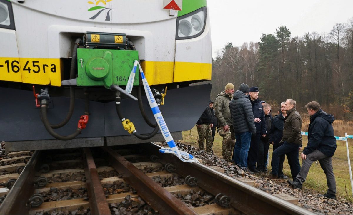 Πολωνία: Οι ρωσικές μυστικές υπηρεσίες βρίσκονται πιθανόν πίσω από την έκρηξη σε σιδηροδρομική γραμμή