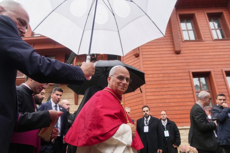 Ο πάπας Λέων κομίζει μήνυμα ειρήνης στον Λίβανο, στόχο ισραηλινών επιδρομών