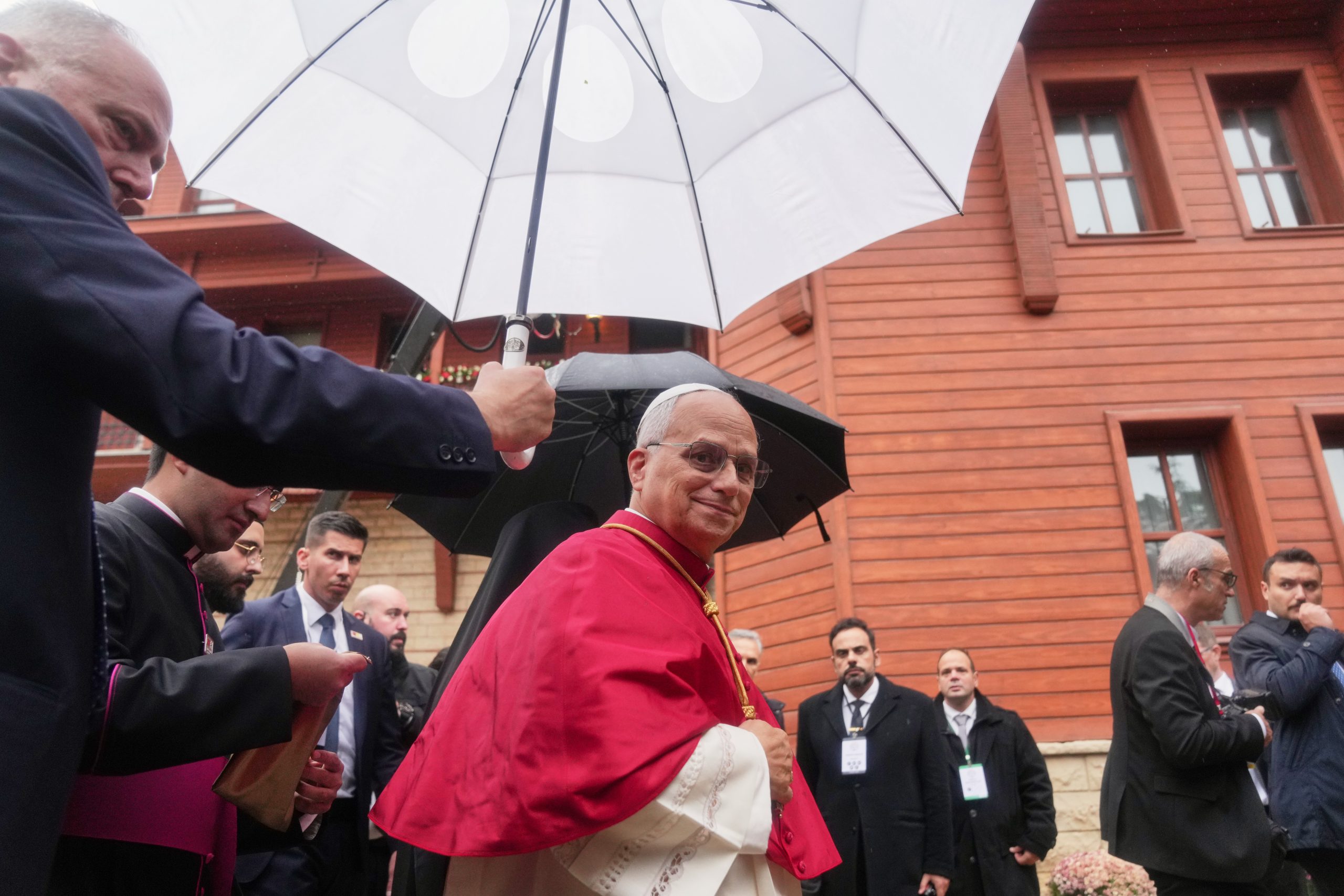 Ο πάπας Λέων κομίζει μήνυμα ειρήνης στον Λίβανο, στόχο ισραηλινών επιδρομών