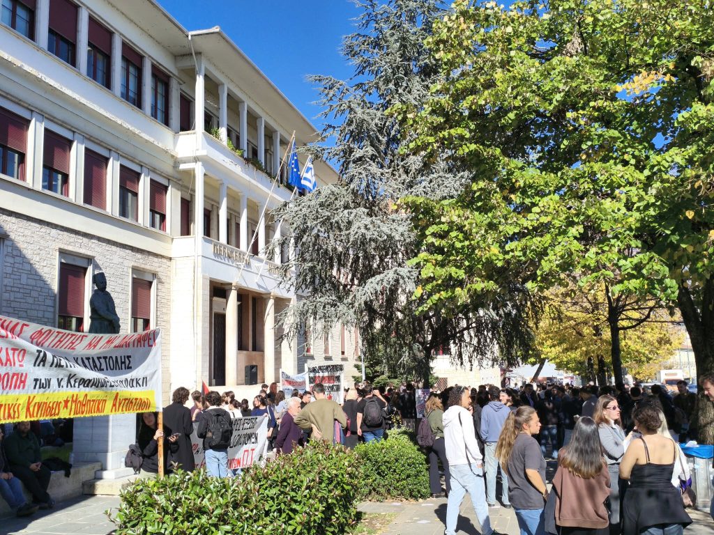 Ιωάννινα: Ένωσαν τις φωνές τους φοιτητές, μαθητές και υγειονομικοί – Κοινό συλλαλητήριο για παιδεία και υγεία