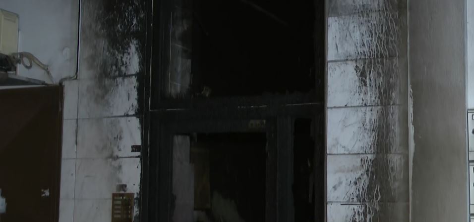 Πυρκαγιά από έκρηξη σε είσοδο πολυκατοικίας στην Καλαμαριά