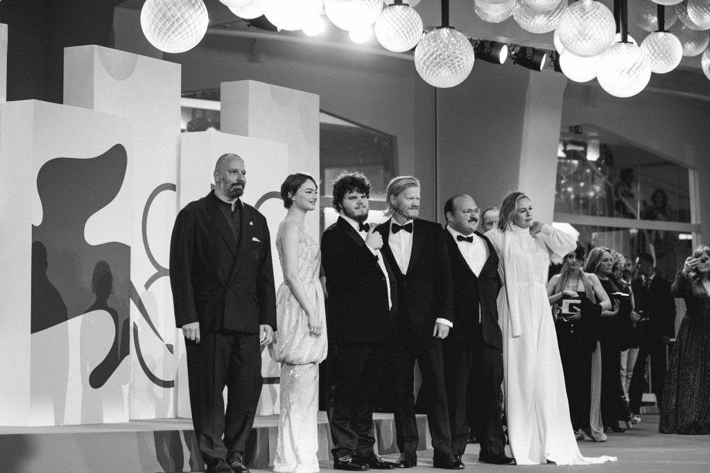 Από το “silly dance” της Έμμα Στόουν στη «Βουγονία»: Ο Γιώργος Λάνθιμος και ο Jerskin Fendrix ξανασυναντιούνται