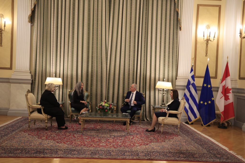 Στο προεδρικό μέγαρο η νέα πρέσβης των ΗΠΑ – Τα διαπιστευτήριά της επέδωσε η Κίμπερλι Γκίλφοϊλ