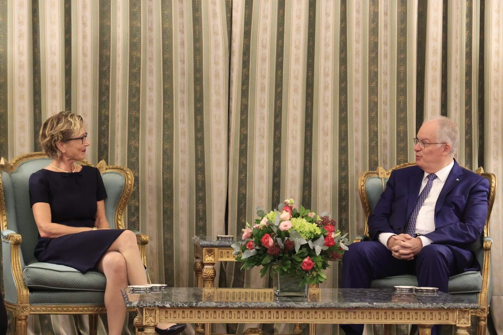 Στο προεδρικό μέγαρο η νέα πρέσβης των ΗΠΑ – Τα διαπιστευτήριά της επέδωσε η Κίμπερλι Γκίλφοϊλ