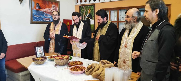 Οι Μικρασιάτες της Πτολεμαΐδας τιμούν την Παναγία την Μεσοσπορίτισσα προσφέροντας μπουρμπόλια, σαρδέλες κ τσίπουρο   