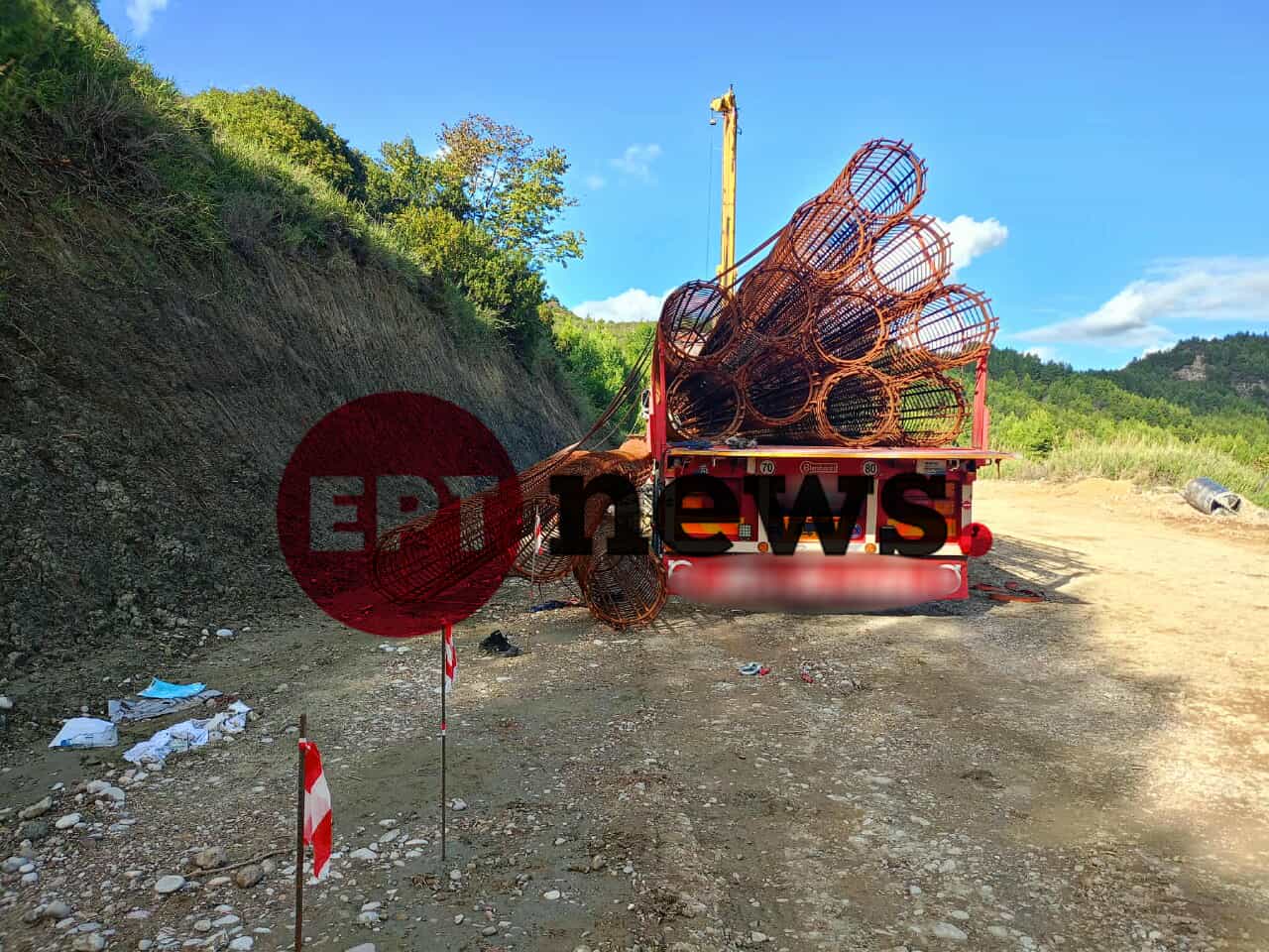 Σοβαρό εργατικό ατύχημα στον Πύργο – Οδηγός φορτηγού καταπλακώθηκε από σίδερα