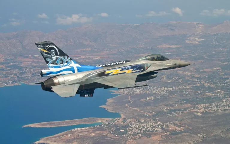 Χανιά: Επίδειξη αεροσκάφους F16 της ομάδας «ZEYS» στο Ενετικό λιμάνι