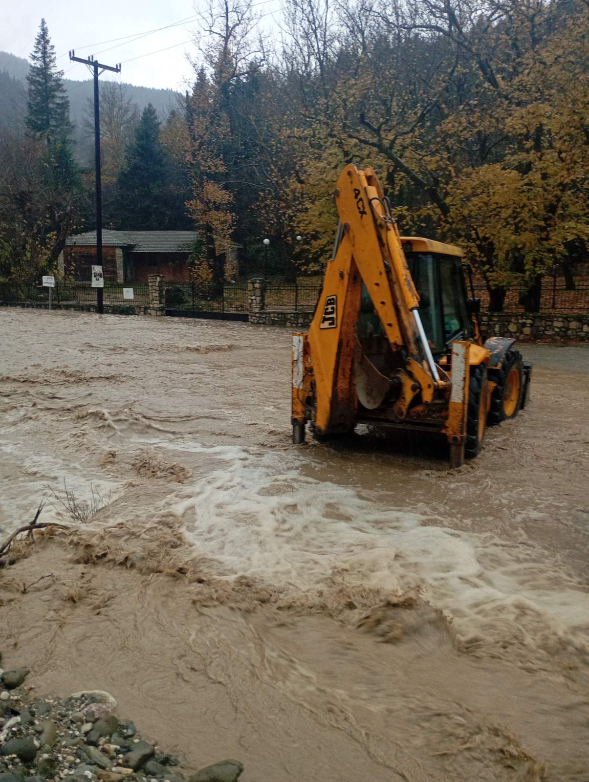 rema-aspropotamos-greinter “Φούσκωσε” ο Ασπροπόταμος – Διεκόπη η κυκλοφορία στα ορεινά της Καλαμπάκας