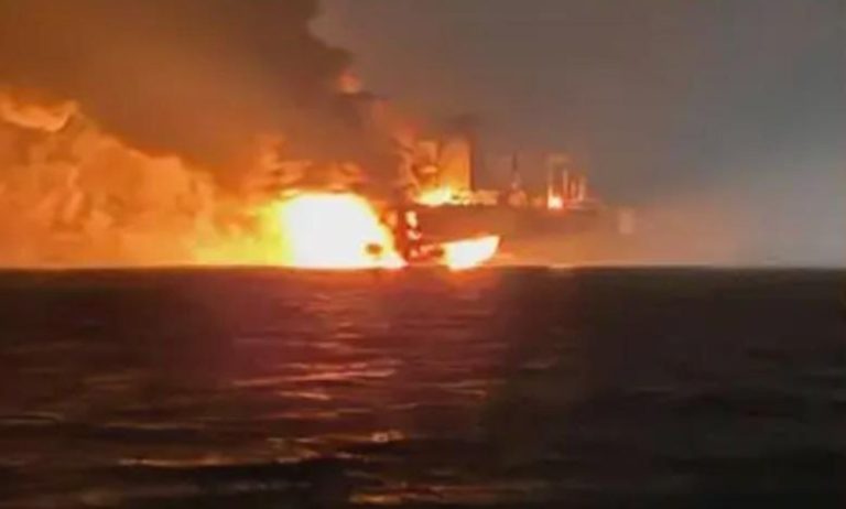 Εκρήξεις σε δύο δεξαμενόπλοια υπό κυρώσεις ανοικτά των ακτών της Τουρκίας – Διασώσεις σε εξέλιξη