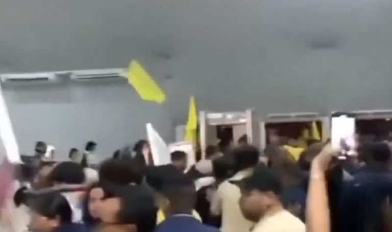 COP30: Διαδηλωτές που κρατούσαν κοντάρια εισέβαλαν στον χώρο της Διάσκεψης – Συγκρούσεις με τους φρουρούς ασφαλείας