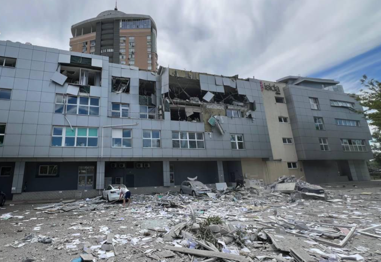 «Στις φλόγες πολυκατοικίες σε κάθε συνοικία»: Το Κίεβο καταγγέλλει ολομέτωπη επίθεση της Ρωσίας, ενώ φλέγεται το Νοβοροσίσκ – 4 νεκροί