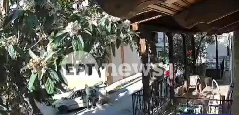 Έκλεψαν σε ώρα αιχμής μονάδα κλιματιστικού από μπαλκόνι, αποκλειστικό βίντεο του ΕΡΤnews – Παιδί επέβαινε στο όχημα του δράστη