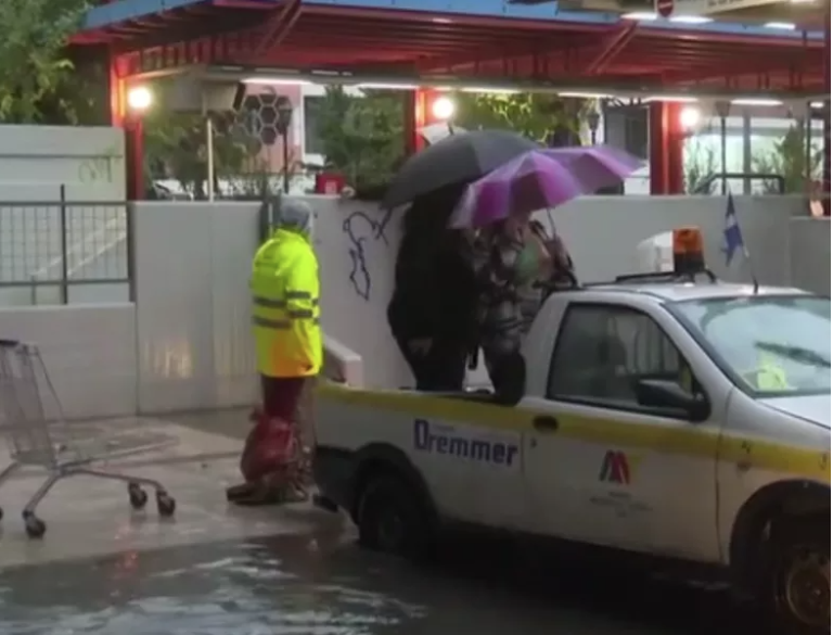 Πρωτόγνωρες εικόνες στην Αττική από την κακοκαιρία Adel: Επιβάτες του ΗΣΑΠ σε καρότσα, χάος από Κηφισό μέχρι Πικέρμι