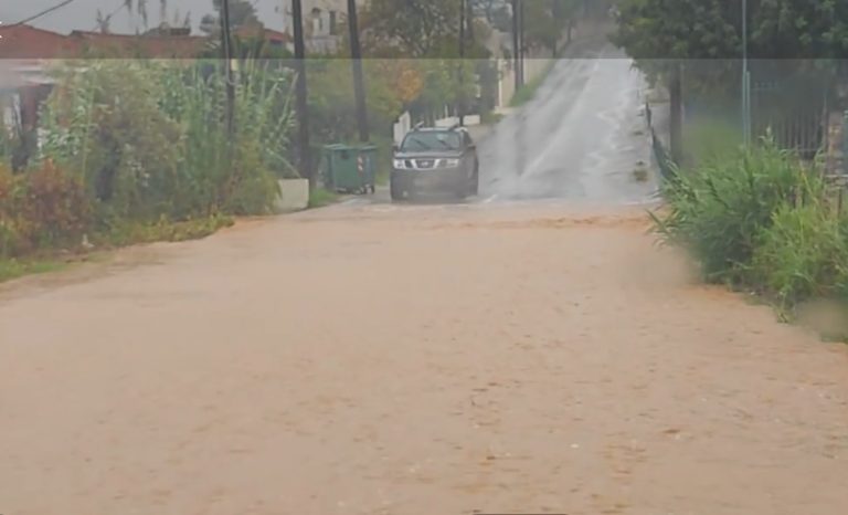 Κακοκαιρία στη Σκιάθο: Δρόμοι μετατράπηκαν σε ποτάμια – Προβλήματα στις μετακινήσεις (βίντεο)