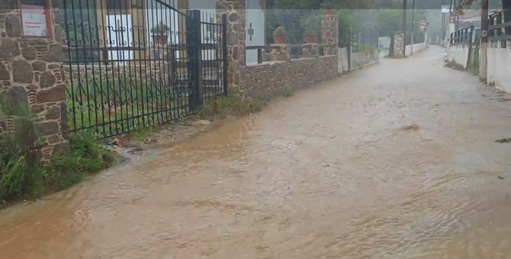 screenshot-20251105-140501-gallery Κακοκαιρία στη Σκιάθο: Δρόμοι μετατράπηκαν σε ποτάμια – Προβλήματα στις μετακινήσεις (βίντεο)