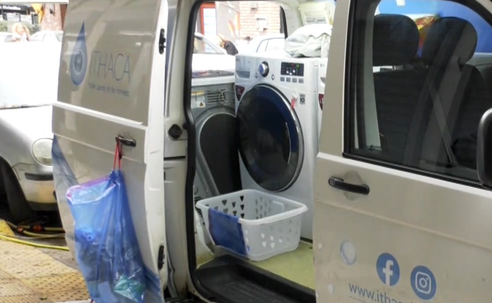 Θεσσαλονίκη: Το «κοινωνικό πλυντήριο» προσφέρει τις υπηρεσίες του σε άστεγους