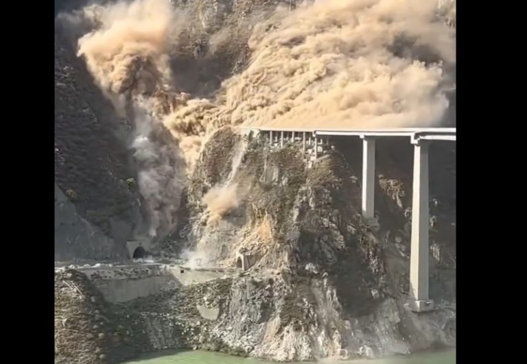Βίντεο: Πρόσφατα εγκαινιασμένη γέφυρα κατέρρευσε στην Κίνα