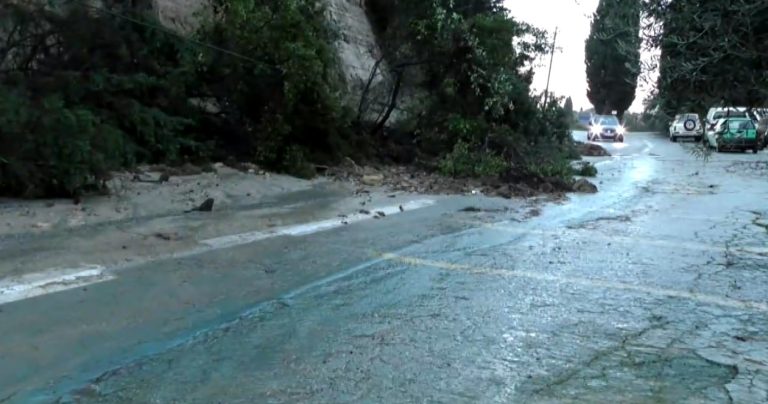 Σε λίμνη μετατράπηκε η περιοχή Σιδάρι- Καταπλακώθηκε σπίτι στους Καρουσάδες- Τι λέει ο δήμαρχος Β.Κέρκυρας