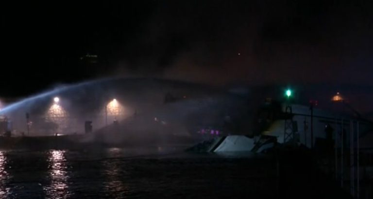 Πειραιάς: Στις φλόγες τυλίχθηκαν τέσσερα σκάφη στην Ακτή Θεμιστοκλέους