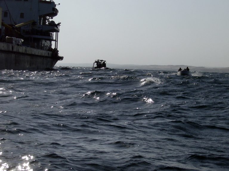 Ρεσάλτο πειρατών σε δεξαμενόπλοιο ελληνικών συμφερόντων στα ανοικτά της Σομαλίας – Πέντε Έλληνες στο πλήρωμα