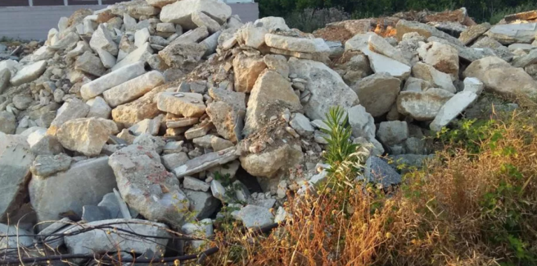 Θεσσαλονίκη: Δικογραφία σε βάρος 54χρονου για απόρριψη μπάζων και ογκωδών σε ρέμα στη Θέρμη