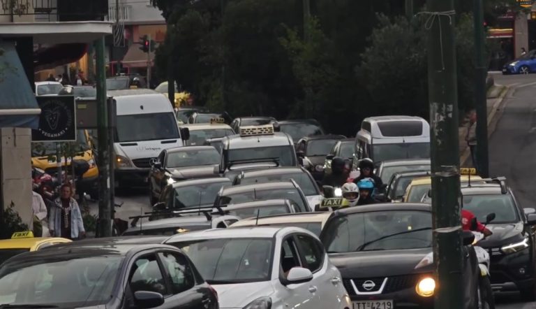 Κυκλοφοριακή «Οδύσσεια» στο κέντρο λόγω του Μαραθωνίου – Τεράστιες ουρές (Βίντεο)